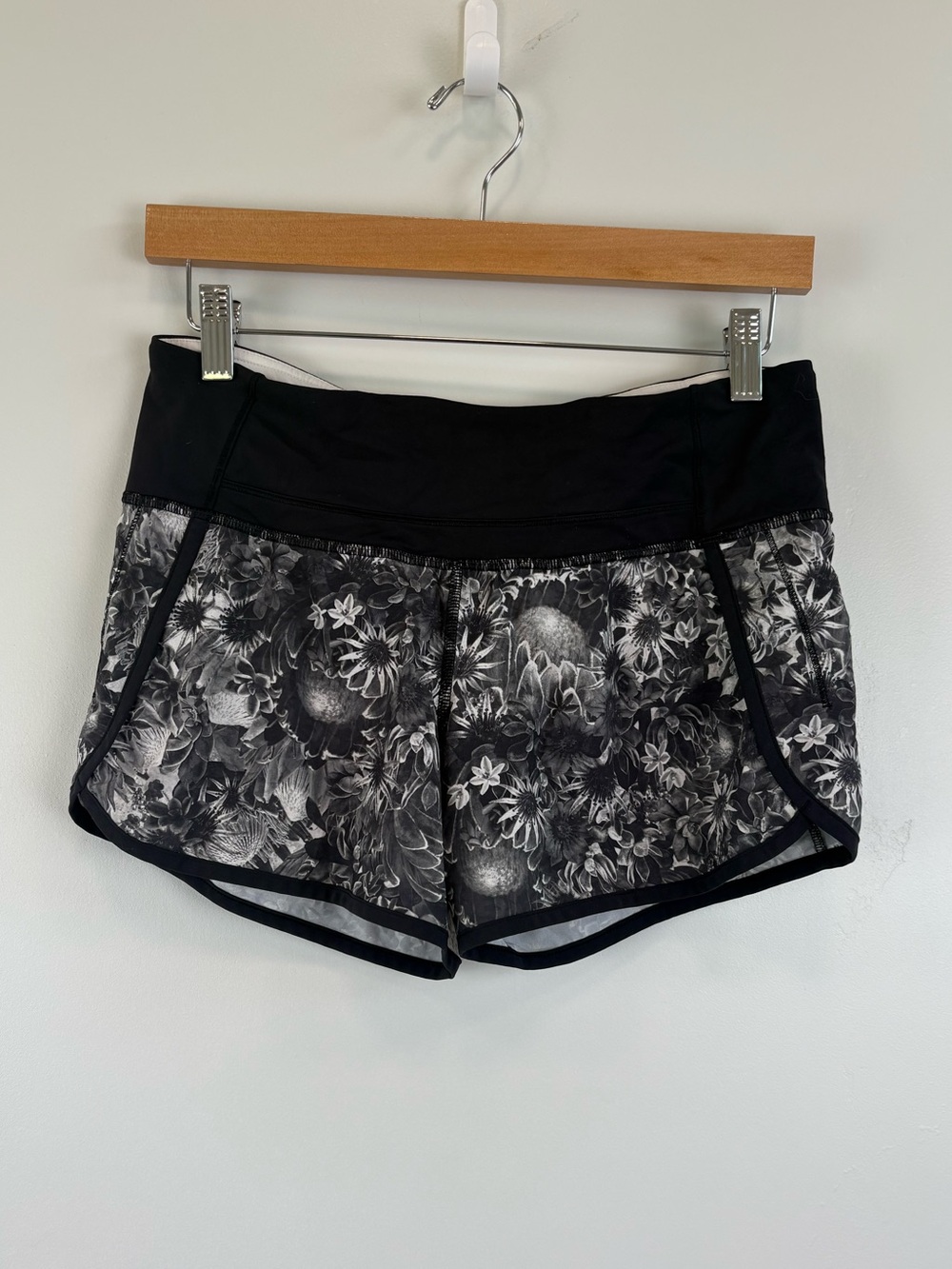 Lululemon Run Times Short Womens Size 4 W7B36S Flowabunga Black Angel Wing Black
